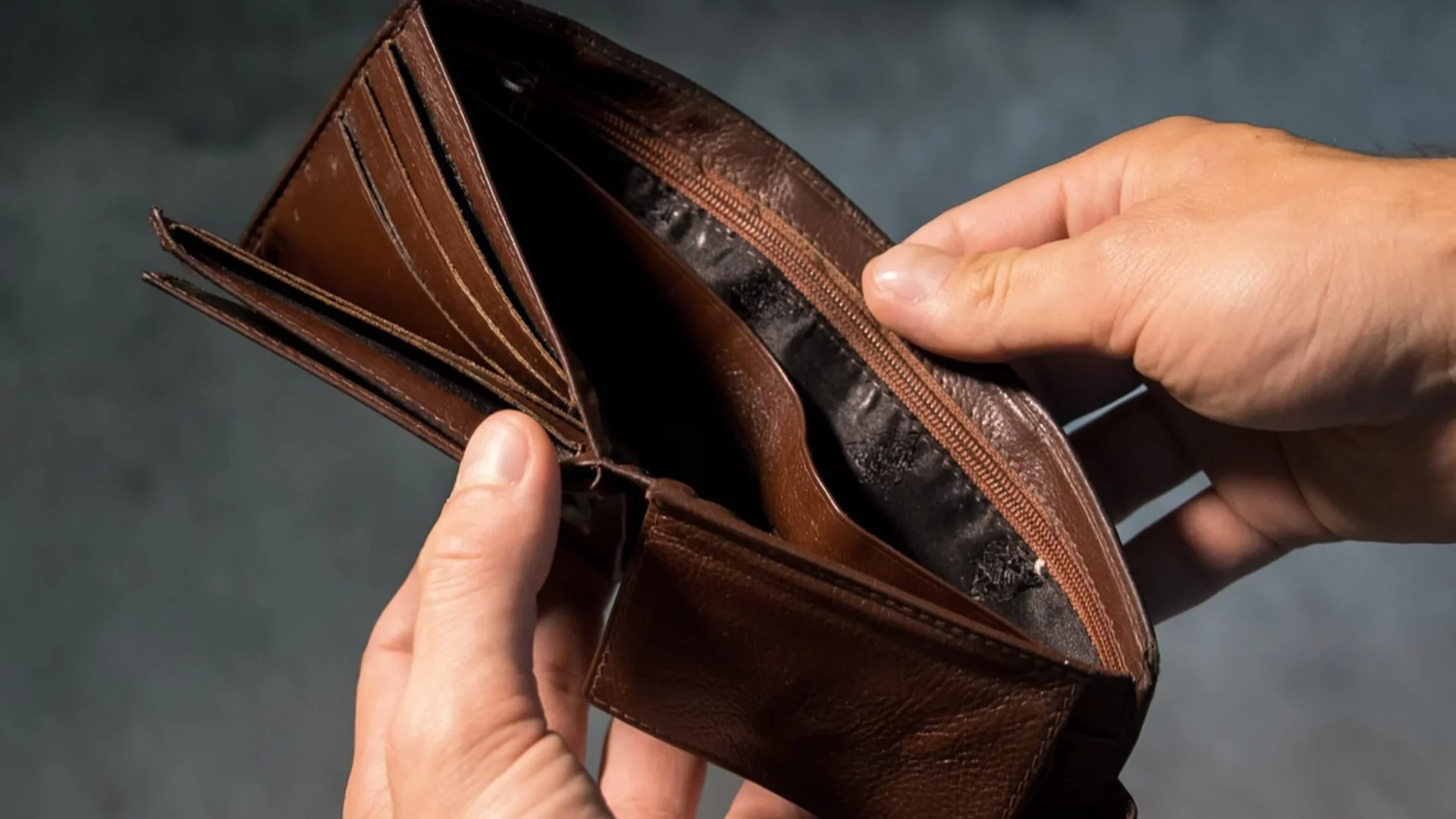 След еврото: Вижте къде всеки пети се налага да работи на две места