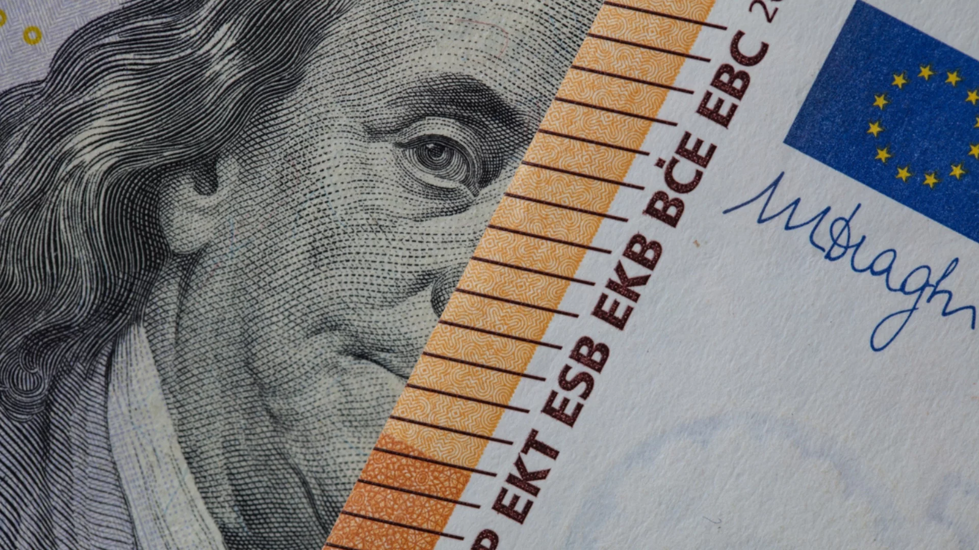 Курсът на еврото към долара е без значителни колебания в сутрешната междубанкова търговия