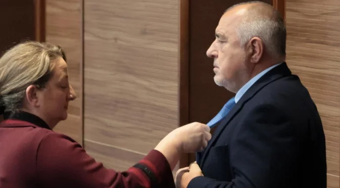 През гаража - та чак до тавана: Борисов криел Цветан Василев от Пеевски в дома си (ВИДЕО)