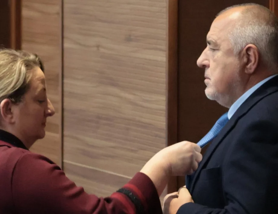 През гаража - та чак до тавана: Борисов криел Цветан Василев от Пеевски в дома си