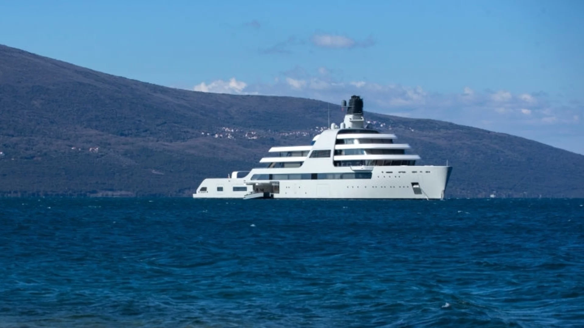 Пожар на пристанището: Вижте как три яхти потъват в Гърция (ВИДЕО)