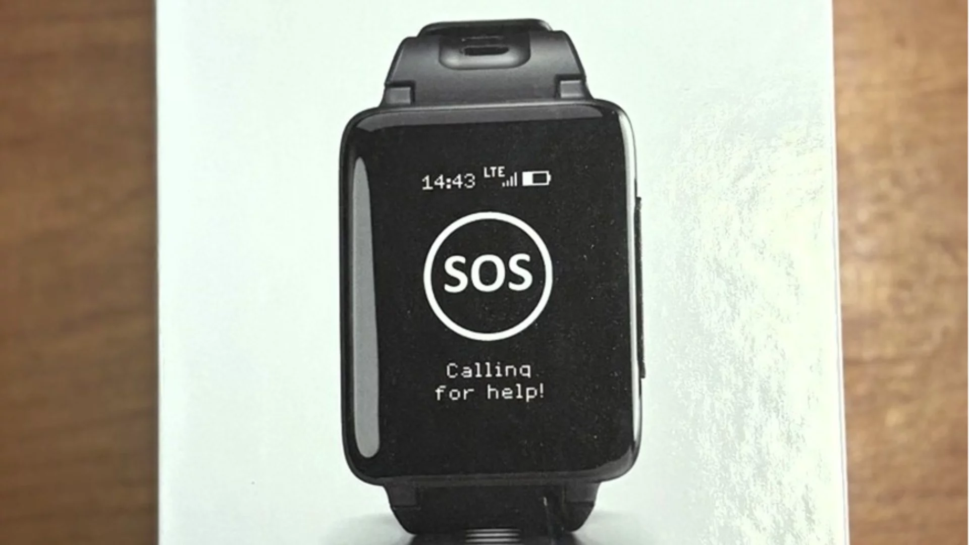 Възрастни хора от Асеновград получиха безплатни "умни гривни"