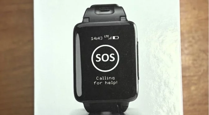 Възрастни хора от Асеновград получиха безплатни "умни гривни"