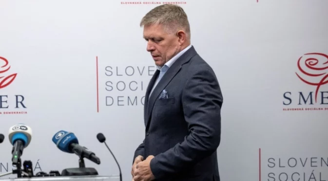 Студенти натриха носа на Фицо за Украйна, развяха украинското знаме (ВИДЕО)