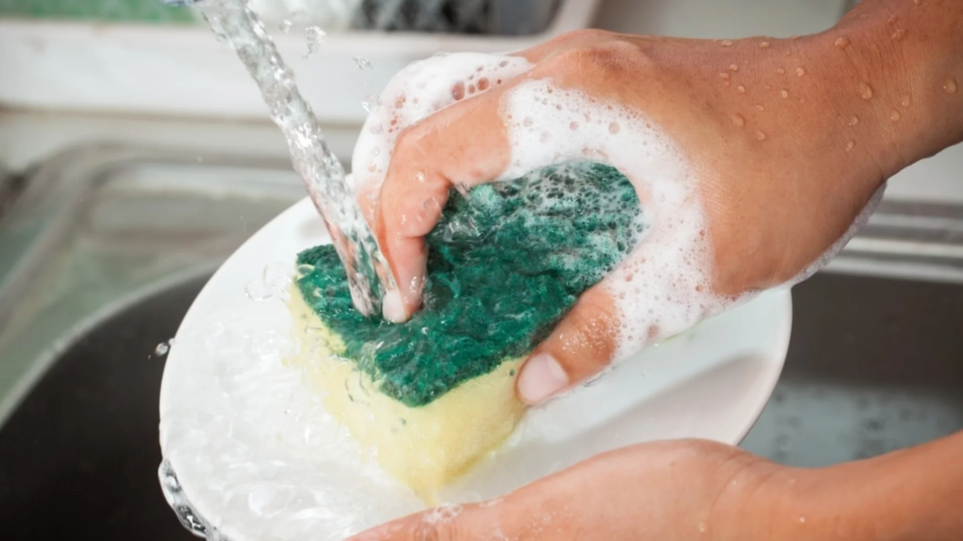 Какво означават различните цветове на гъбите за миене на съдове