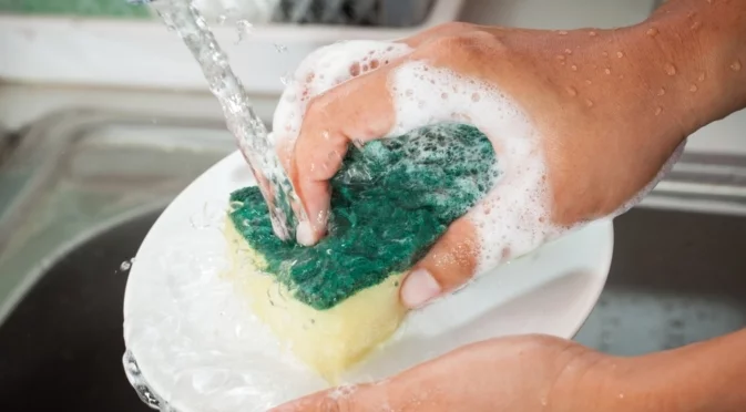 Какво означават различните цветове на гъбите за миене на съдове