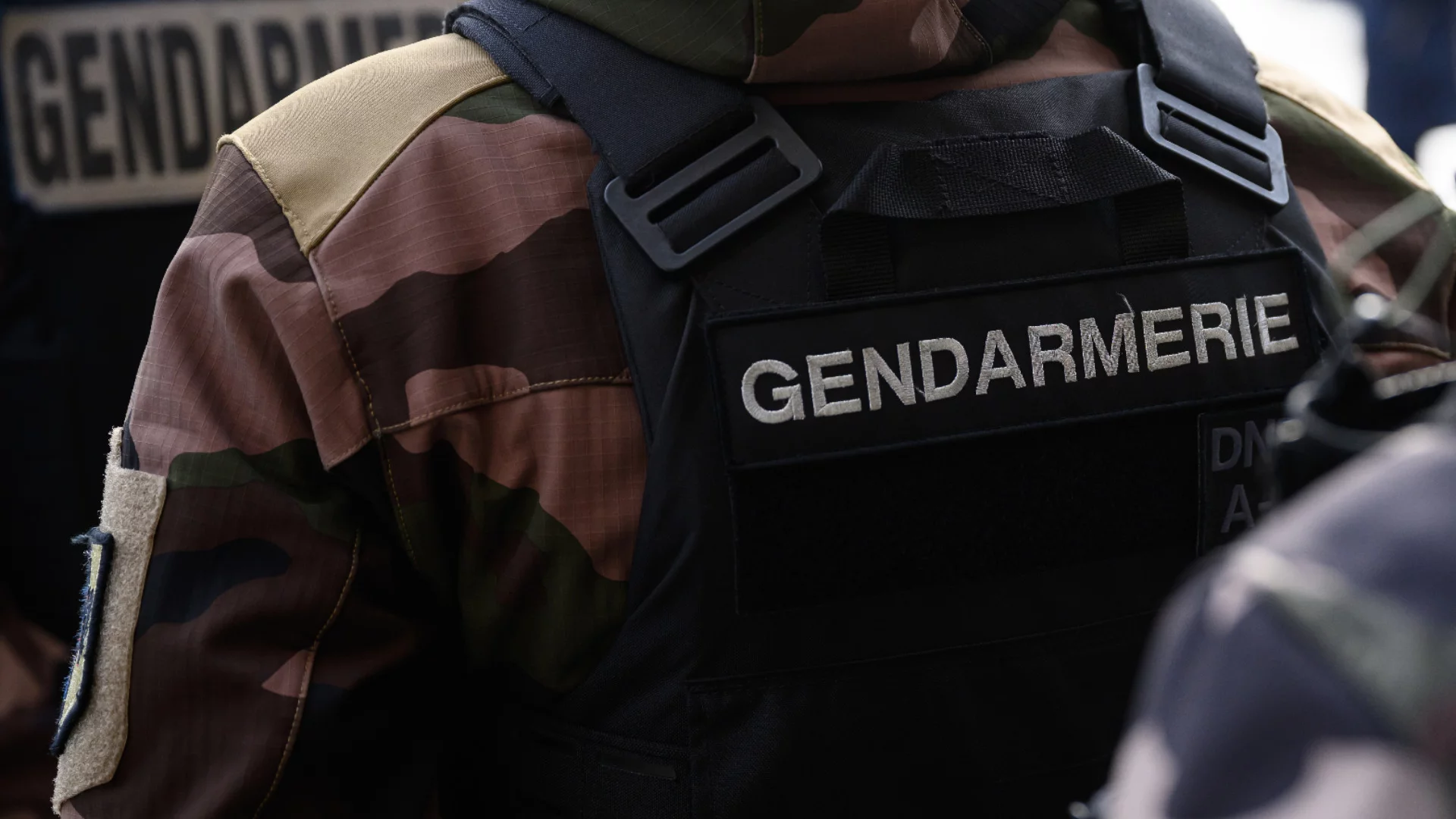 Въоръжен с нож опита да се самоубие насред една от най-известните гари в Париж (ВИДЕО)