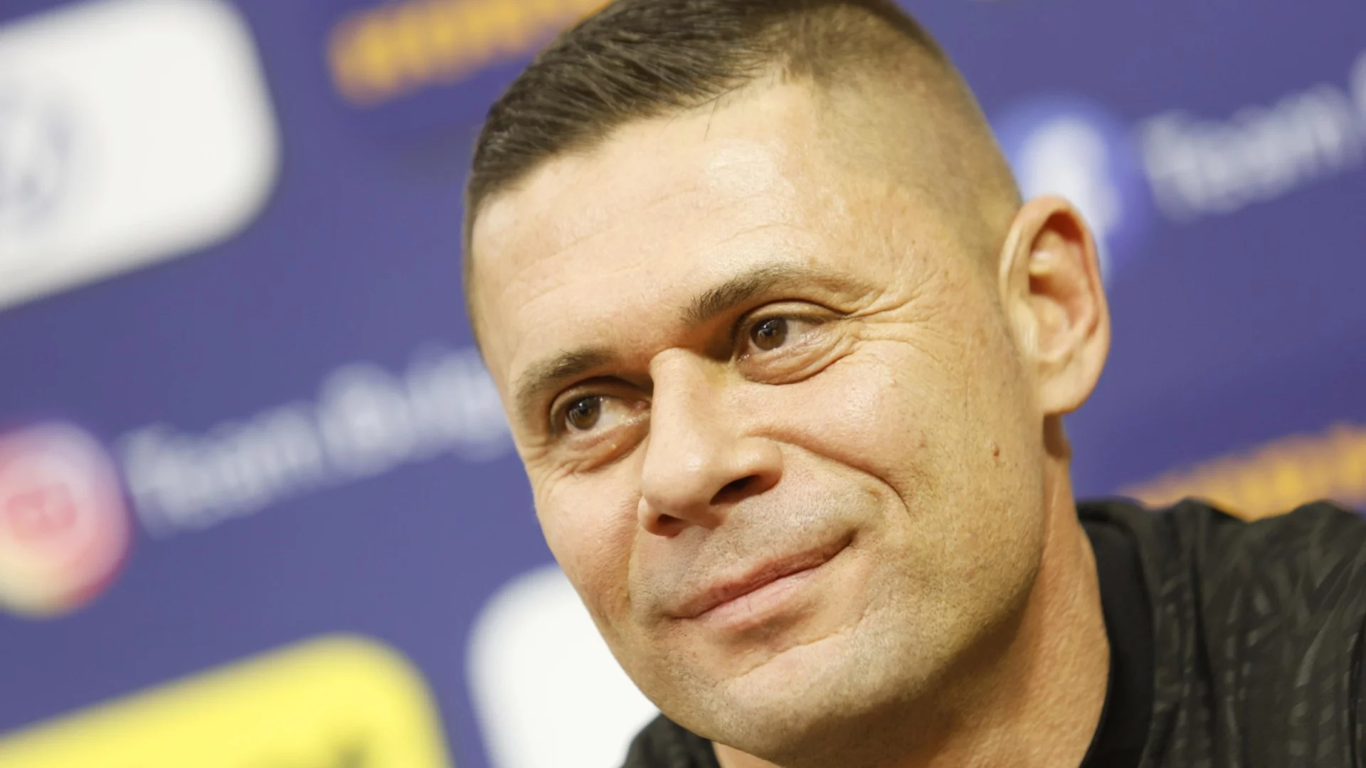 Подариха огромен букет на селекционера Александър Димитров преди мача с Турция