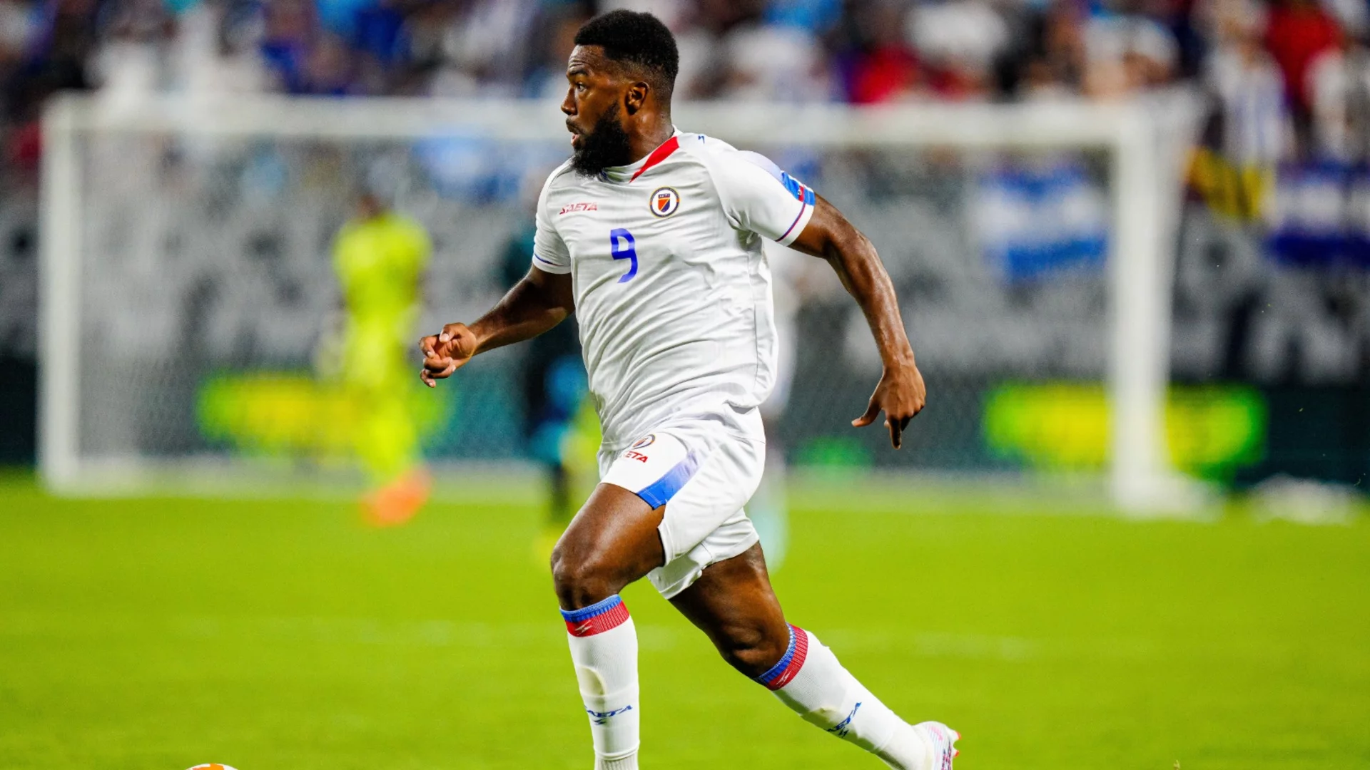 Бивш ас на ЦСКА е на една победа от Световното, докато страната му "кърви" заради престъпни банди