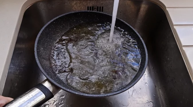 Как да почистите мазни съдове с натурални съставки 