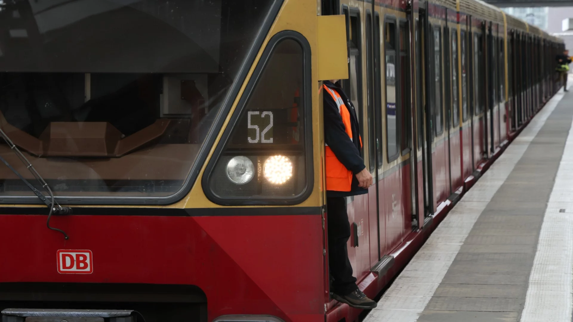 Млад мъж е ударен от влак в Германия, докато гледал в телефона си