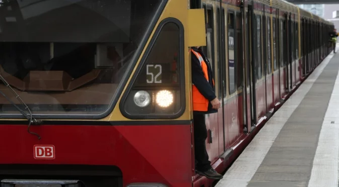 Млад мъж е ударен от влак в Германия, докато гледал в телефона си