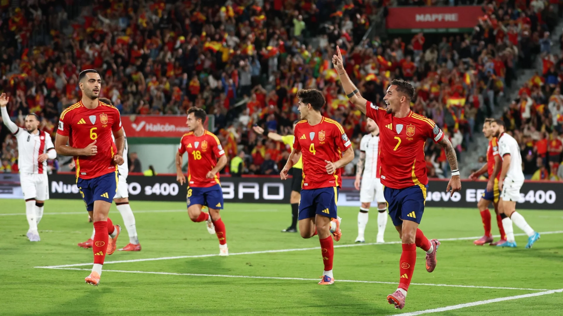 Испански национал отрече за напрежение между играчите на Барса и Реал в тима на „Ла Фурия“