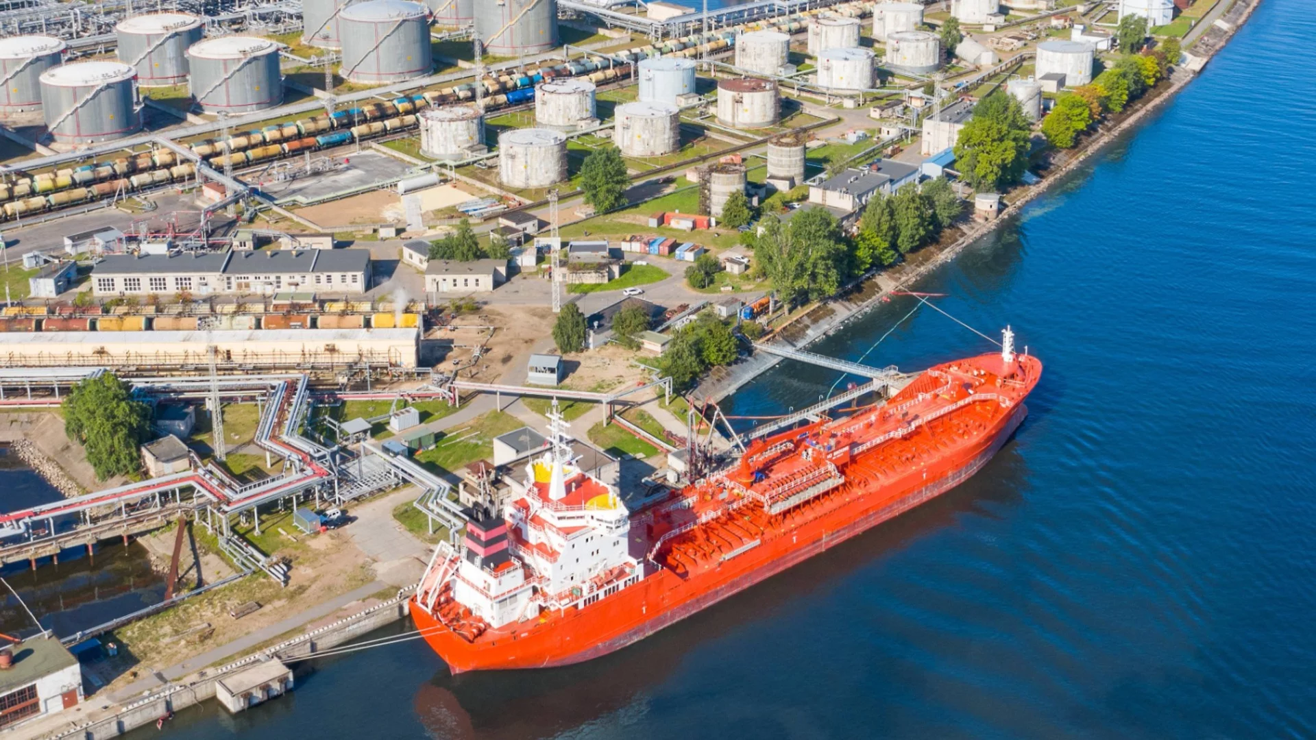 "Транснефт" спря изпомпването на петрол след мощния удар в Новоросийск, обявено е извънредно положение (ВИДЕО)