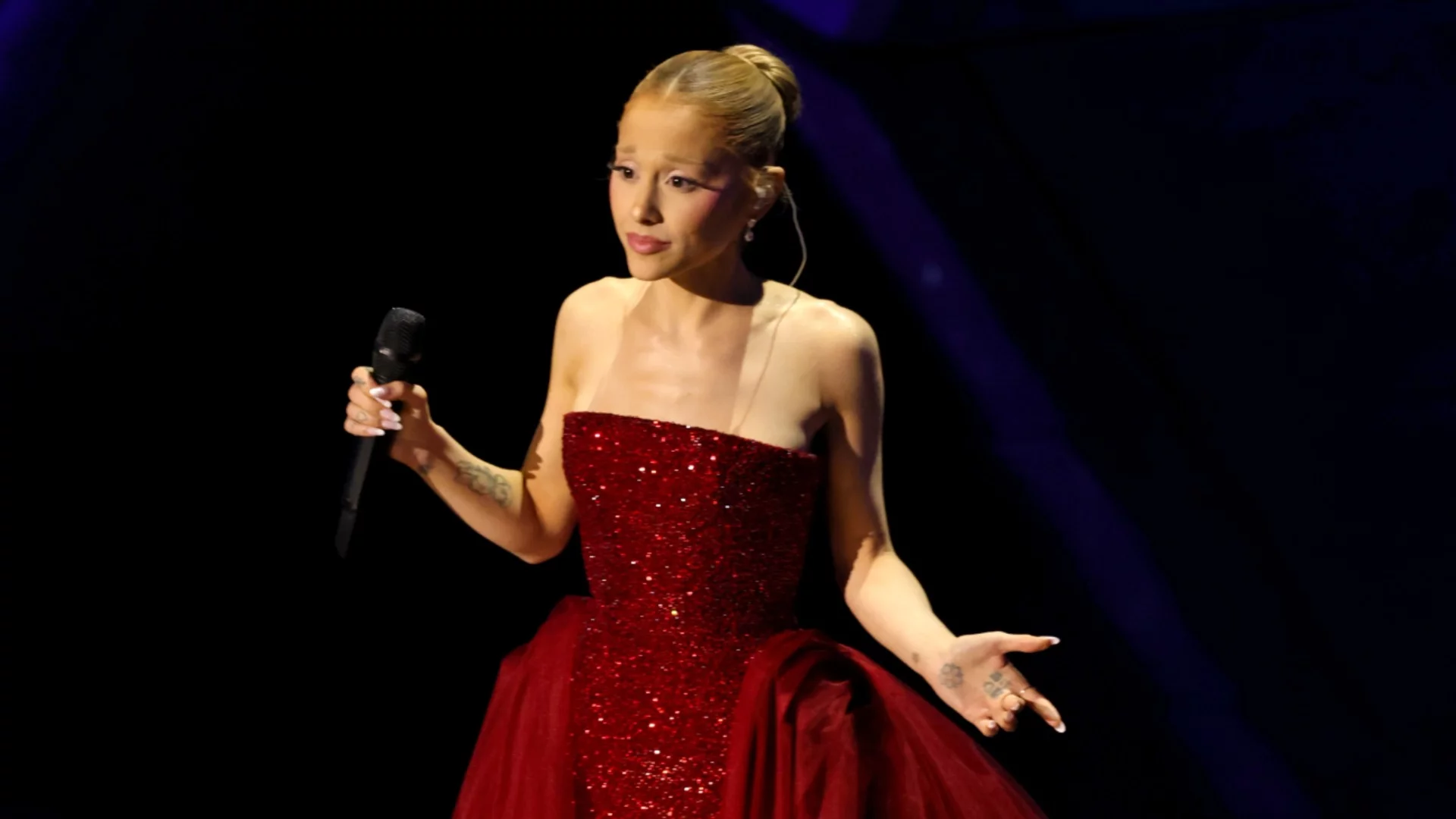 Вманиачен фен се хвърли върху Ариана Гранде (ВИДЕА)