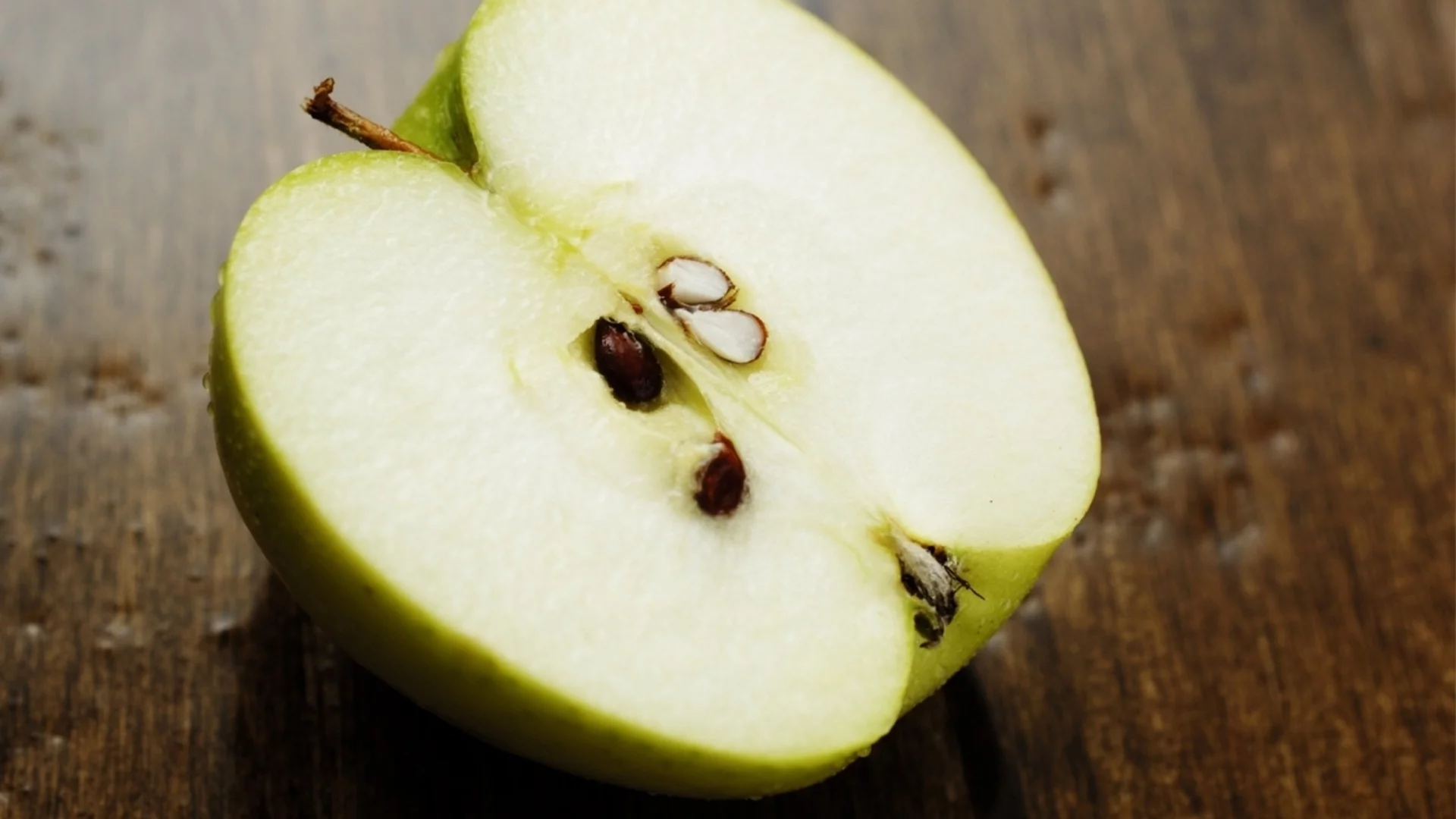 Опасно ли е, ако глътнете ябълкова семка