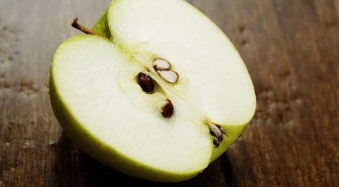 Опасно ли е, ако глътнете ябълкова семка