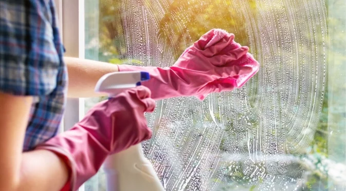 Най-ефективният домашен спрей за почистване на прозорците през есента