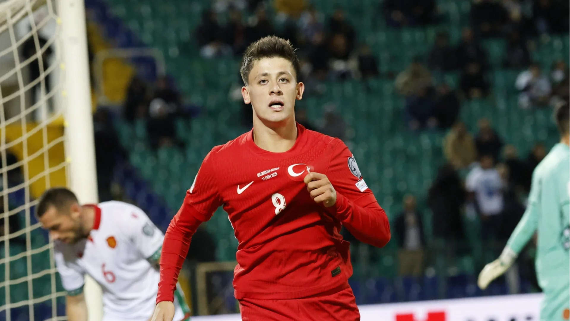 Преди мача с Бълария: Турският вундеркинд се забавлява с детето на президента на федерацията (ВИДЕО)