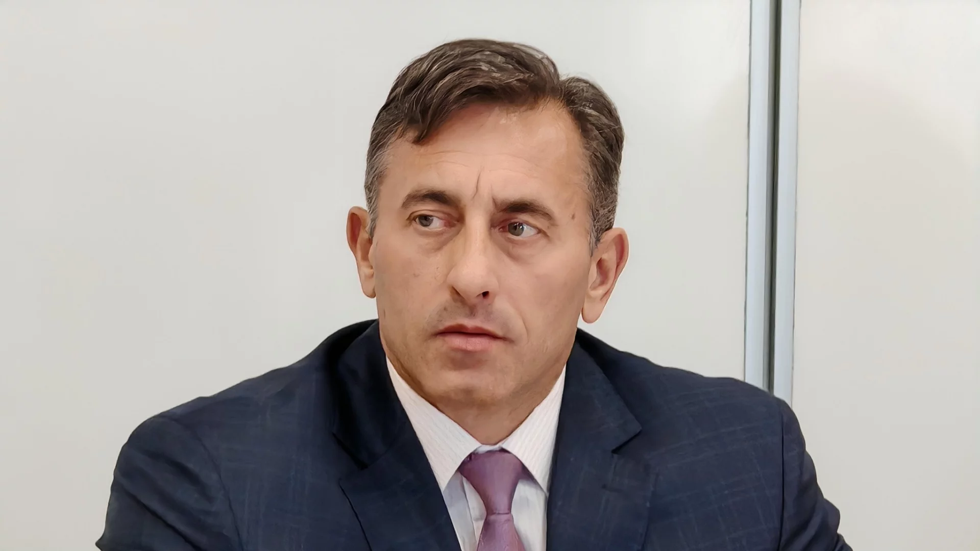 Минало и настояще: Управляващи и опозиция в сблъсък за Румен Спецов и "Лукойл"