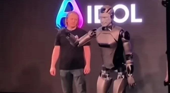 Лице в пода: Грандиозният провал на руския AI робот, който разсмя света