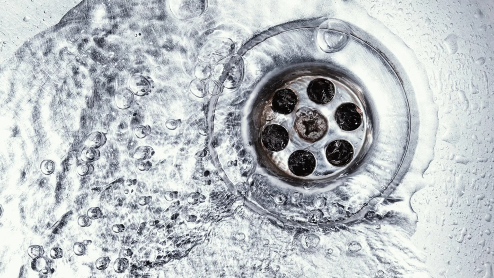 Трик, с който ще премахнете неприятната миризма от канала на мивката