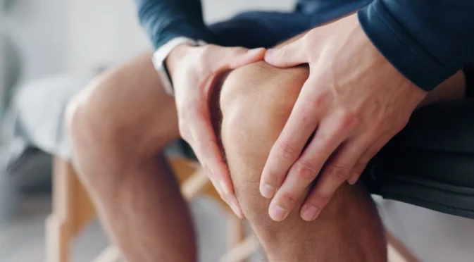 Щракане на коляното: Защо ставите ви пукат?