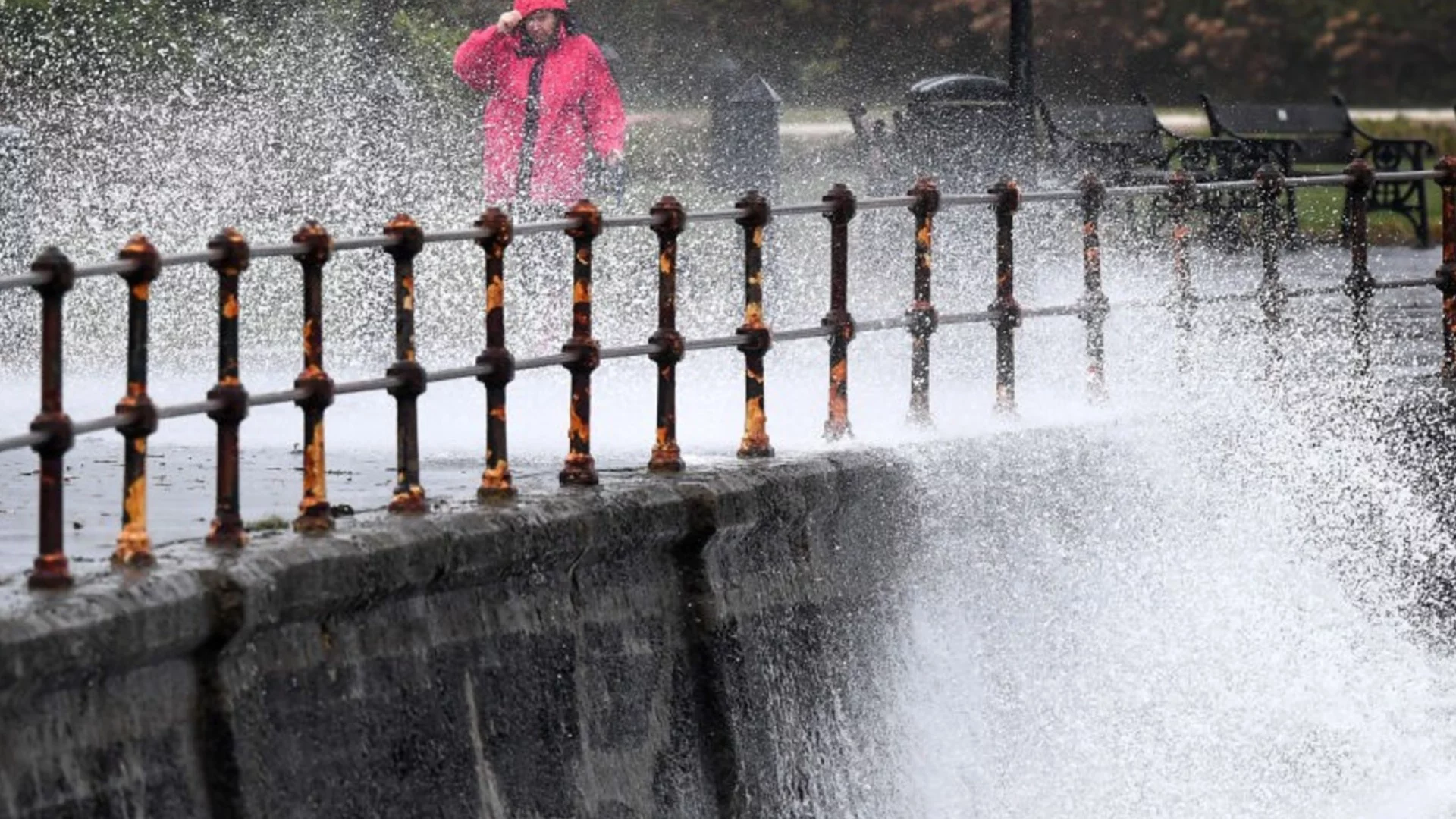 Бурята „Клаудия“ взе жертви в Португалия, във Великобритания евакуират хора (ВИДЕО)
