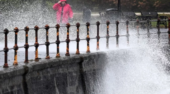Бурята "Клаудия" взе жертви в Португалия, във Великобритания евакуират хора (ВИДЕО)