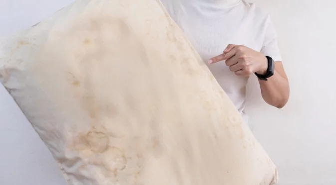 Как лесно да премахнете жълти петна от възглавницата с помощта на оцет