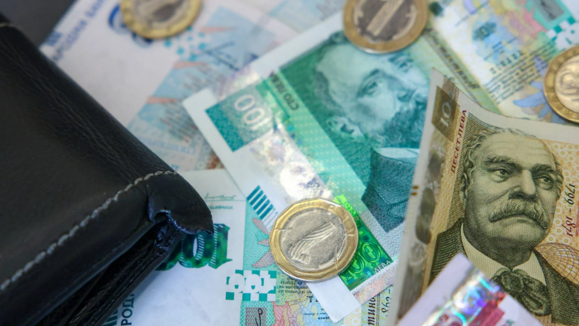 Инфлацията в България остава над пет процента