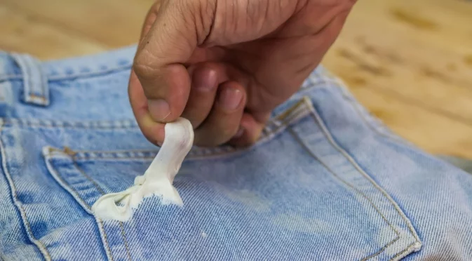 Как лесно да премахнете дъвка от дрехите