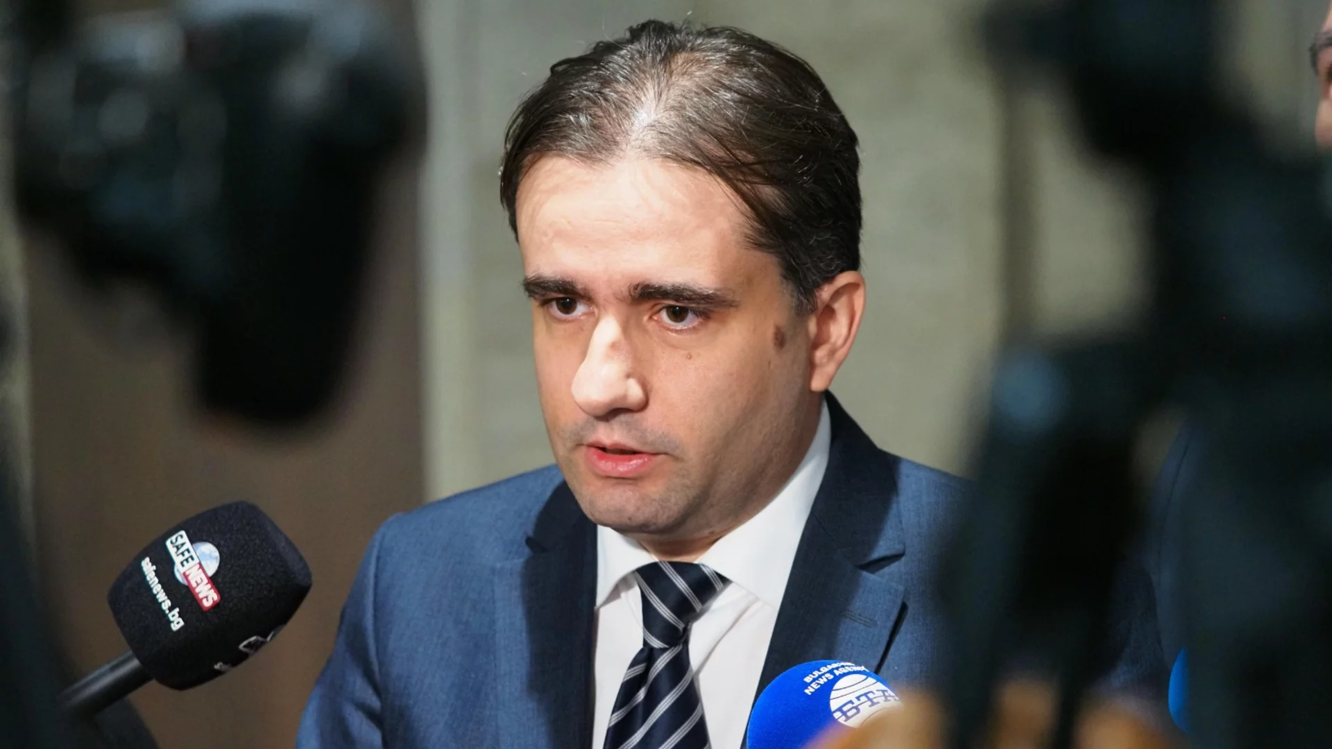 Божанов пита ChatGPT какво говори ГЕРБ за Спецов: Преди - точи ДДС, сега - смел и способен човек