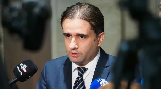 Божанов пита ChatGPT какво говори ГЕРБ за Спецов: Преди - точи ДДС, сега - смел и способен човек