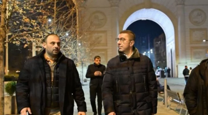 Мицкоски направи нощна обиколка на Скопие с новия кмет: Отидоха на лунапарк (ВИДЕО и СНИМКИ)