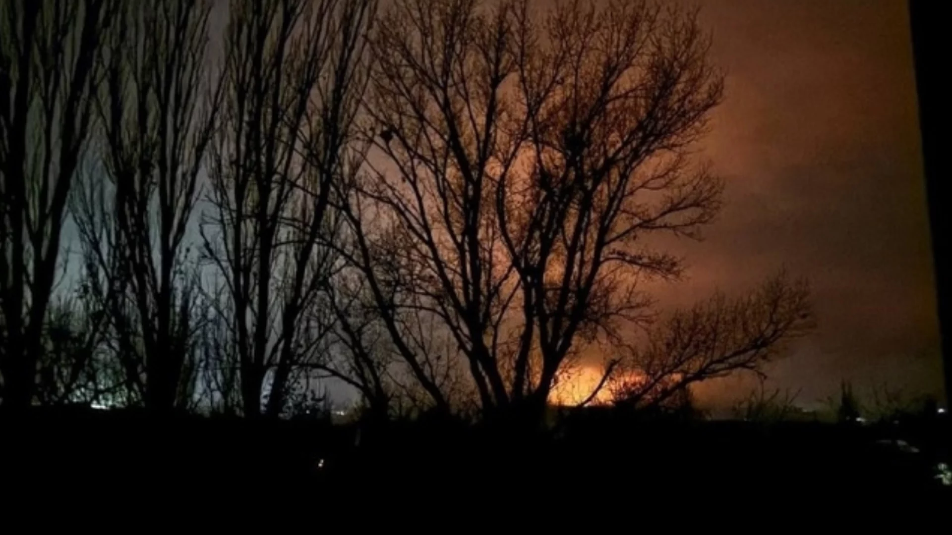 Рояци дронове: Голям руски завод и украинско пристанище на Дунав горят. В Донецк няма ток (ВИДЕО)