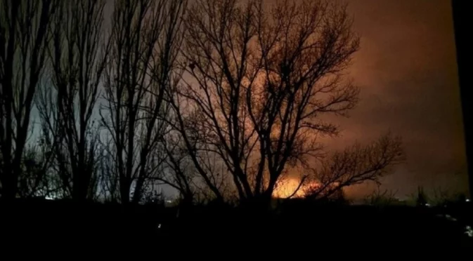 Рояци дронове: Голям руски завод и украинско пристанище на Дунав горят. В Донецк няма ток (ВИДЕО)