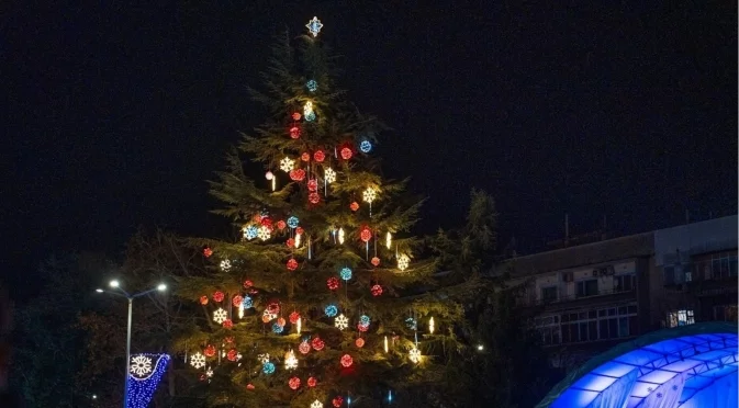 Ето кога Дядо Коледа ще запали светлините на най-голямото живо Коледно дърво в Димитровград и в Европа