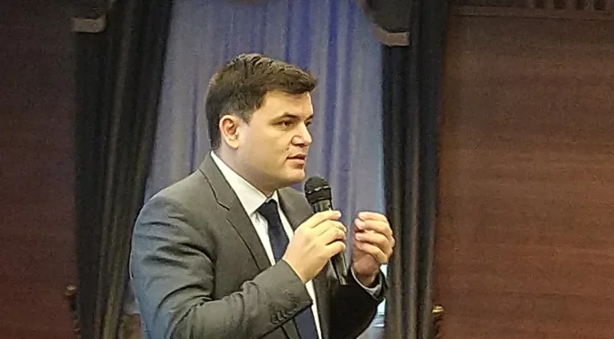 Икономист: Незаетите щатни бройки в администрацията „хранят“ бонусите на работещите