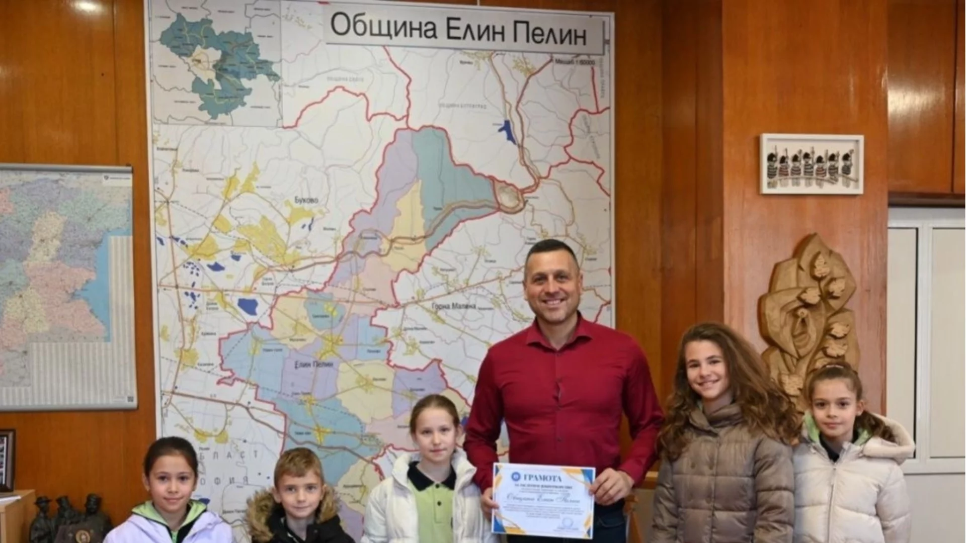  Ученици от Елин Пелин връчиха грамота на кмета