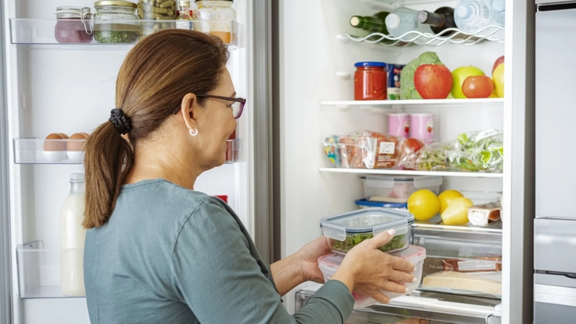 Защо хитрите домакини слагат влажна кърпа в хладилника