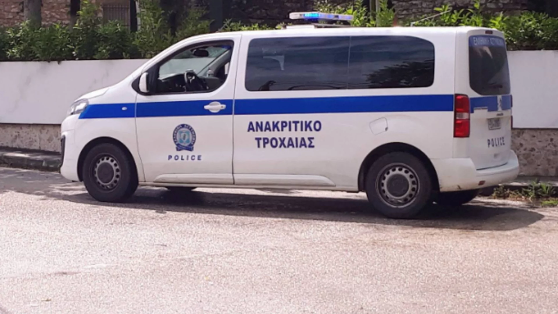 Кола с мигранти се преобърна в дере близо до България