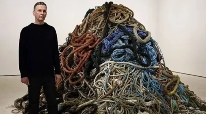 Купчина боклук или изкуство? Художник продава камара изгнили въжета за 1 млн. паунда