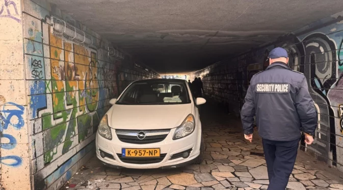 Нестандартен паркинг: Вадят кола от подлез (СНИМКИ)