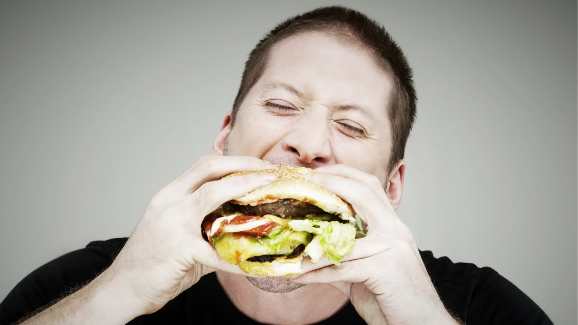 Млад мъж погълна цял бургер, без да го дъвче: В критично състояние е