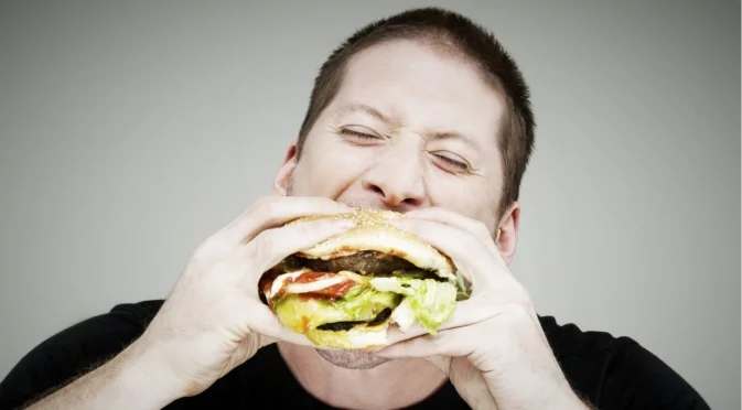 Млад мъж погълна цял бургер, без да го дъвче: В критично състояние е