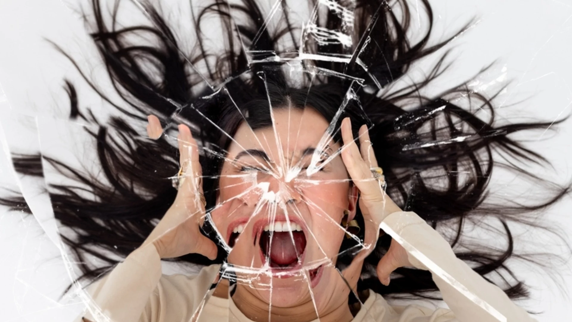 Жена обезглави сина си, но не посегна на себе си. Дожаляло ѝ за котките (ВИДЕО)