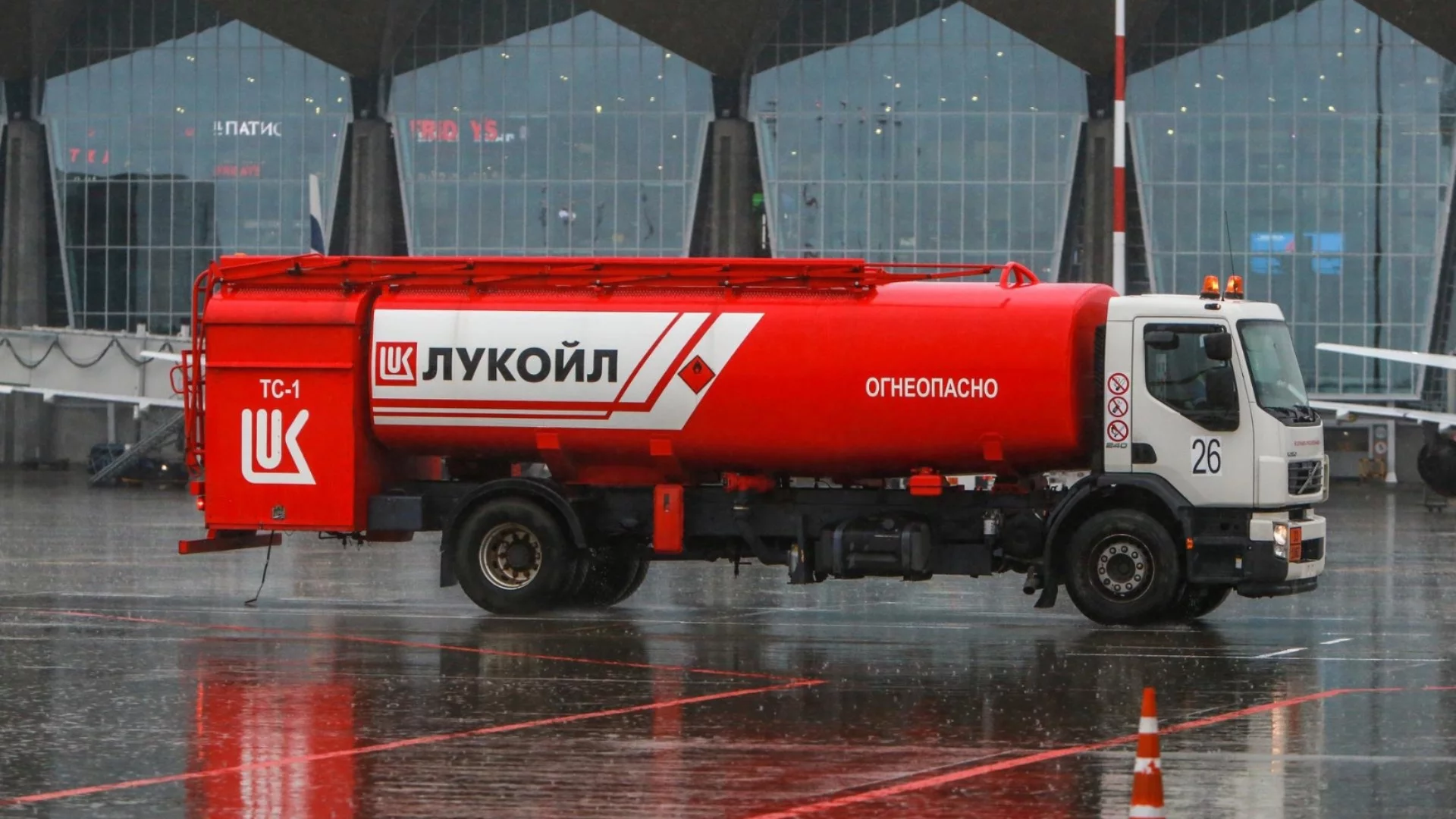 Министър на Орбан: Унгарски компании имат интерес към активите на "Лукойл" в България