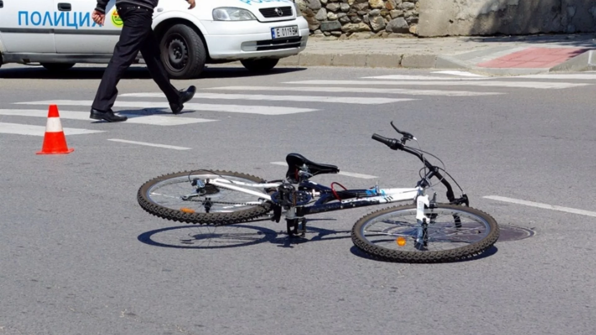 Паднал от велосипед: Мъж със сериозна опасност за живота