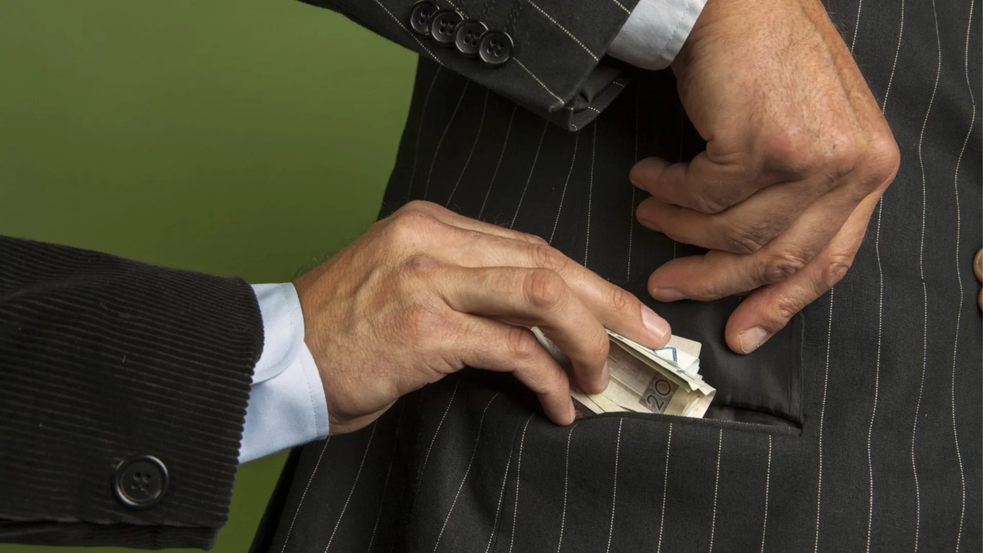 След подкуп за "бърза проверка": Задържаха митничар от Драгоман, в дома му откриха крупна сума